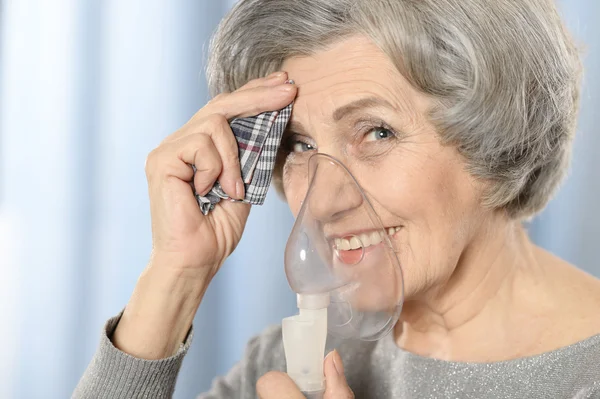 Senior vrouw met inhalator — Stockfoto