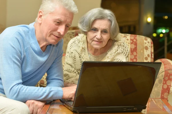 Coppia anziana con computer portatile — Foto Stock