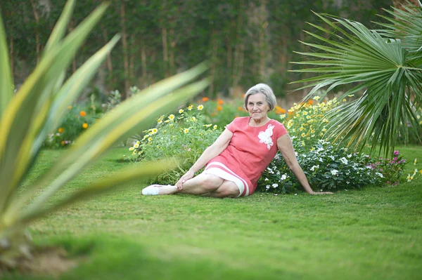 Äldre kvinna på resort — Stockfoto