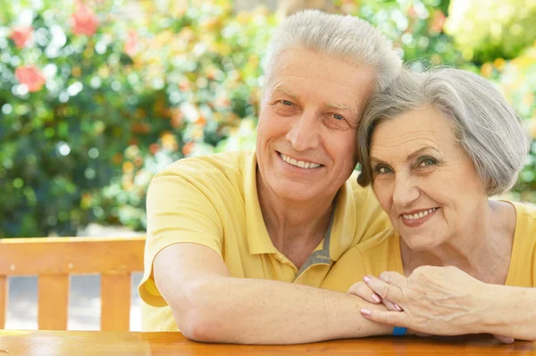 Bejaarde echtpaar op houten veranda — Stockfoto