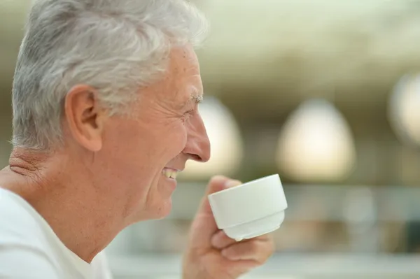 Homem idoso feliz bebendo chá — Fotografia de Stock