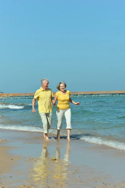 海岸に高齢者のカップル — ストック写真