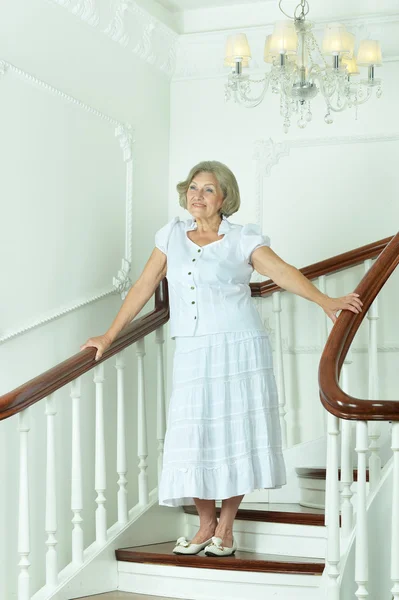 Merdivenlerde yaşlı kadın — Stok fotoğraf