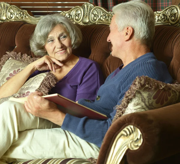 Hermosa pareja de ancianos —  Fotos de Stock