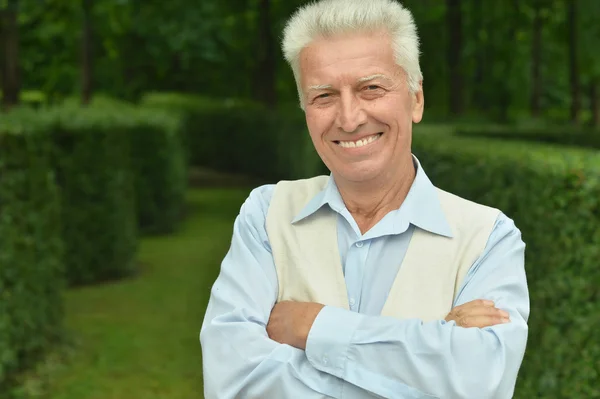 Homme âgé dans le parc — Photo