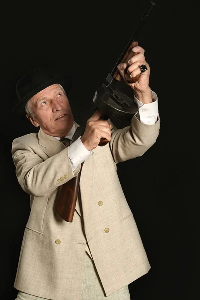 Älterer Gangster mit Waffe — Stockfoto