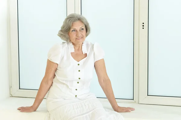Idős asszony ablak fölött — Stock Fotó