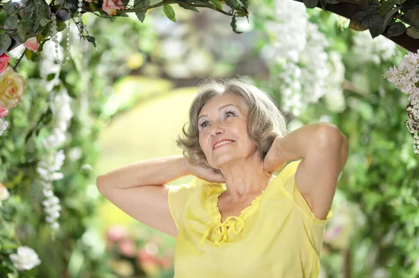 Starší žena v zahradě — Stock fotografie