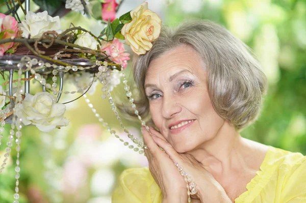 Mujer mayor en el jardín — Foto de Stock