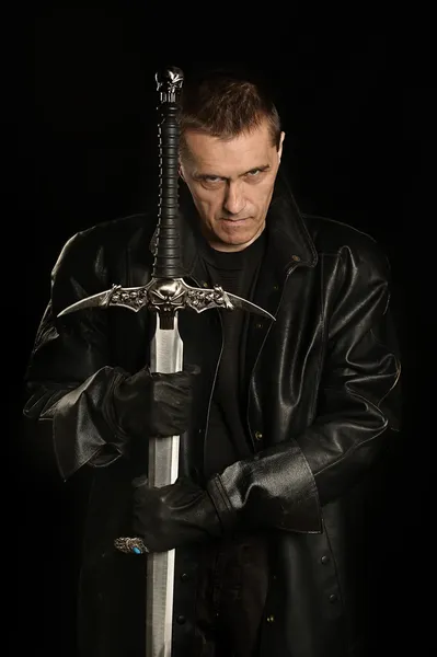 Assassino assustador com espada — Fotografia de Stock