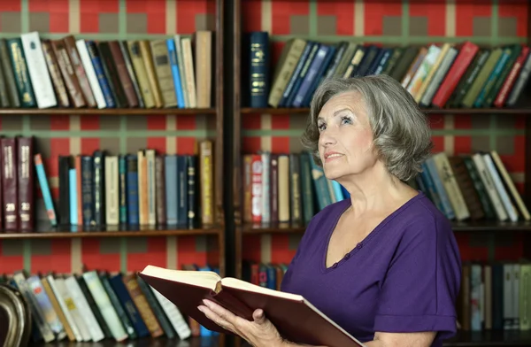 Oudere vrouw met boek — Stockfoto