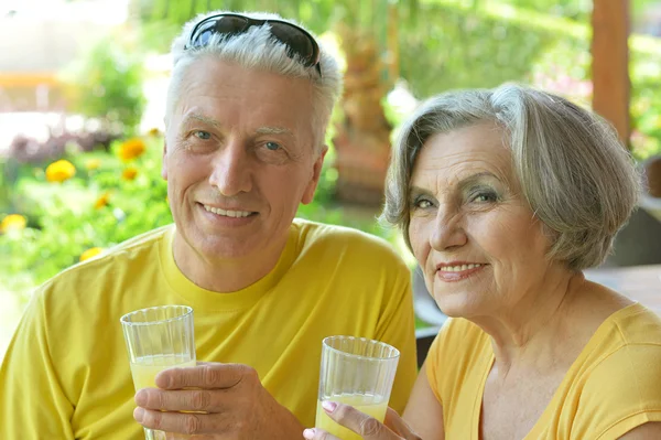 Elderly couple drinking lemonade — Stock Photo, Image