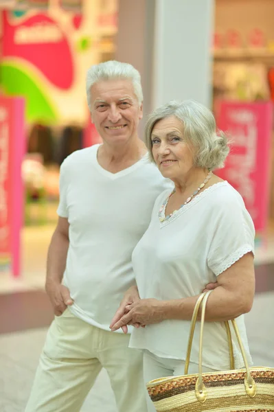 Coppia anziana nel centro commerciale — Foto Stock