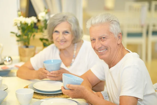 Bejaarde echtpaar op datum — Stockfoto