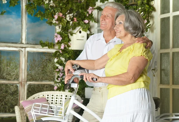 Bella coppia di anziani — Foto Stock