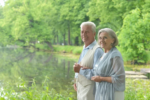 Coppia vicino lago — Foto Stock