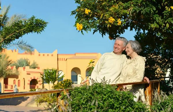 Coppia in giardino — Foto Stock