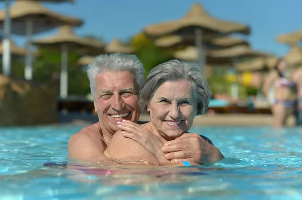 Couple dans la piscine — Photo