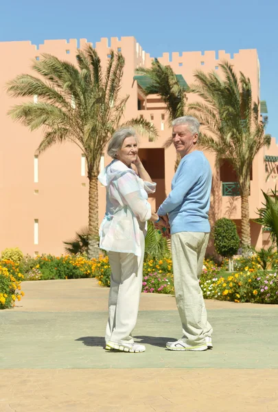 Couple in garden — Stock Photo, Image