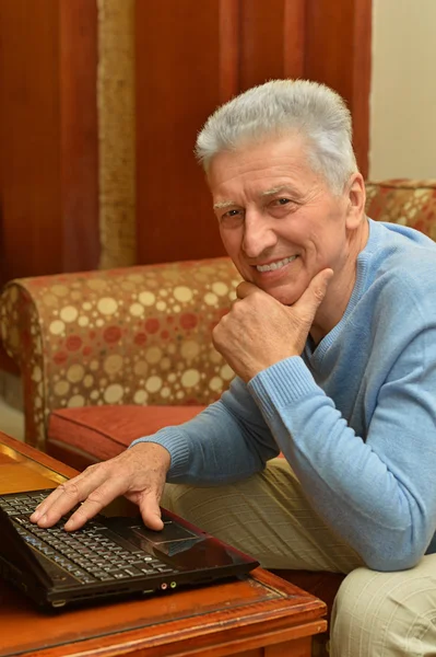 Senior man met laptop — Stockfoto