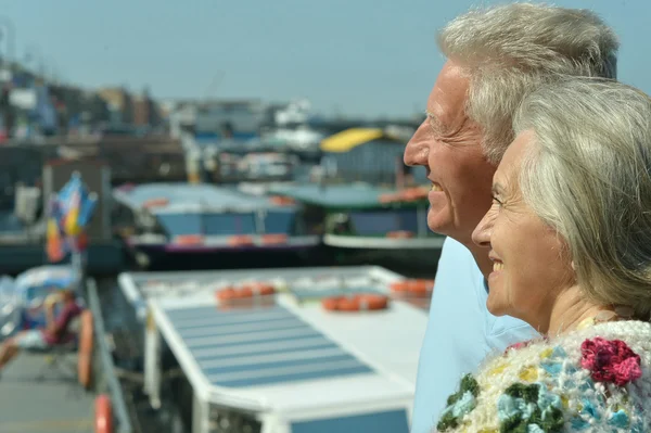 Pareja en muelle —  Fotos de Stock