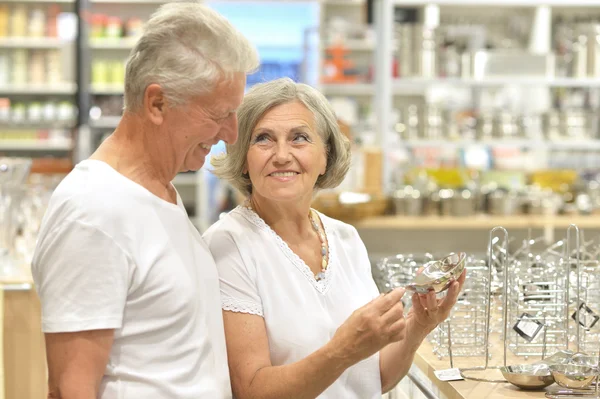 Seniorpaar beim Einkaufen — Stockfoto