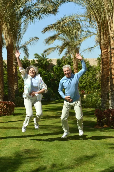 Jumping old couple — Stock Photo, Image