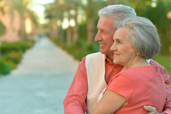 Couple in park — Stock Photo, Image