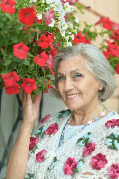 Femme avec des fleurs — Photo