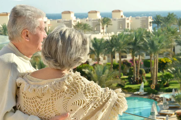 Pareja en jardín —  Fotos de Stock