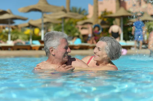 Couple dans la piscine — Photo