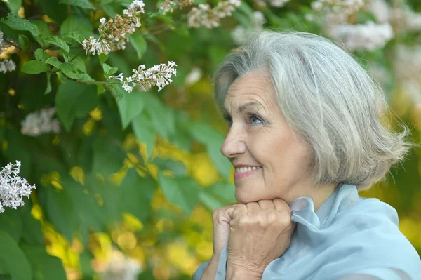 Frau mit Blumen — Stockfoto