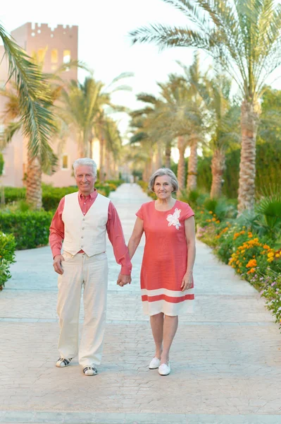 Caminhada de casal — Fotografia de Stock