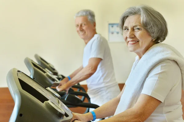 Coppia anziana in palestra — Foto Stock