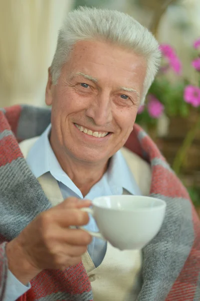 Uomo che beve tè — Foto Stock