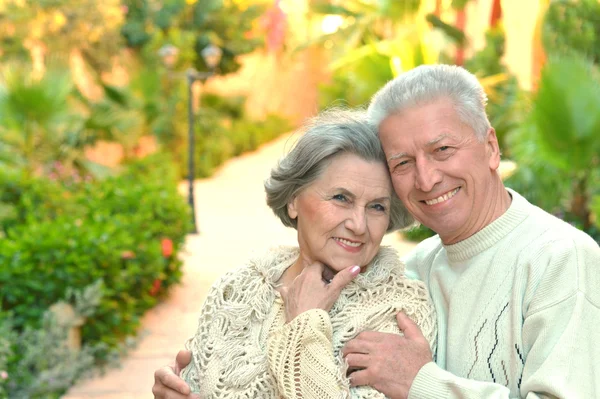 Casal no jardim — Fotografia de Stock