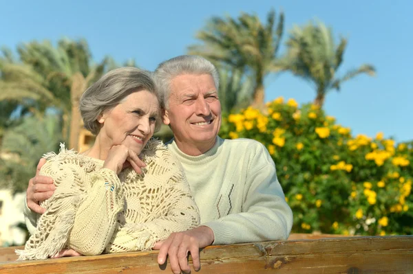 Couple in garden — Stock Photo, Image