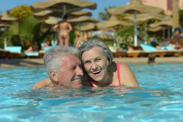 Couple in pool — Stock Photo, Image