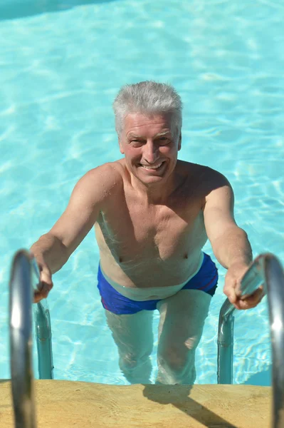 Hombre en la piscina — Foto de Stock