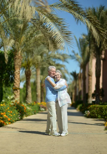 Walking senior couple — Zdjęcie stockowe