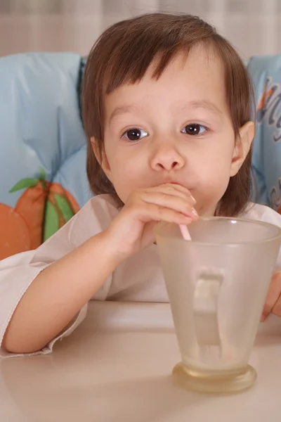 Schattig klein meisje, drinken — Stockfoto