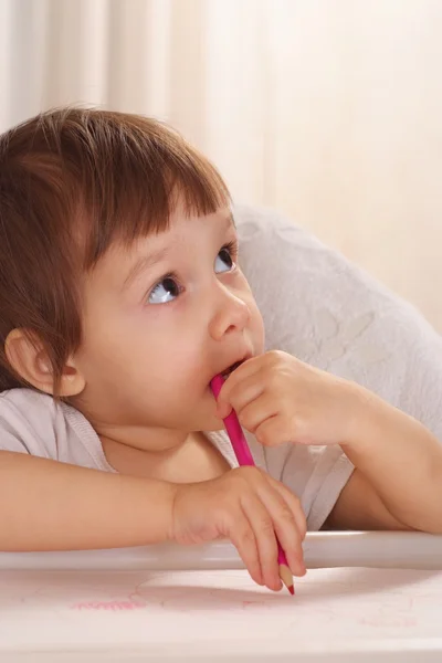 Niña dibujando en casa —  Fotos de Stock