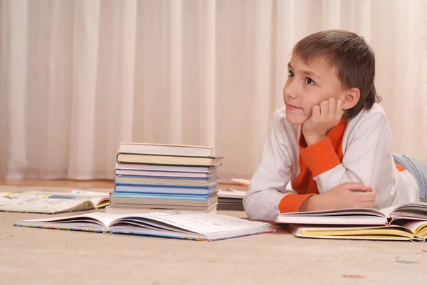 Schooljongen doet huiswerk — Stockfoto