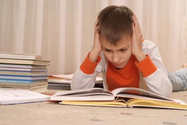 Schoolboy doing homework — Stock Photo, Image