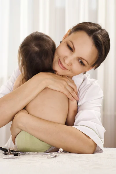 Vackra läkare med liten flicka — Stockfoto