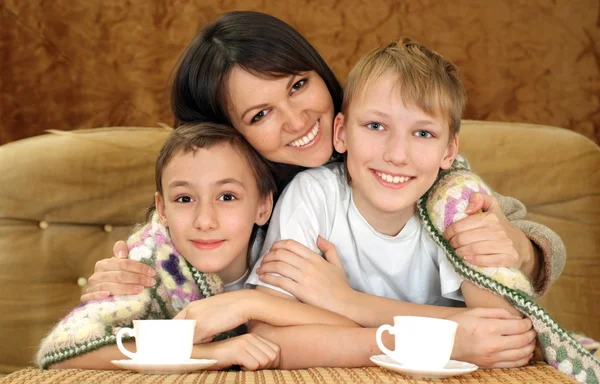 Jolie mère avec ses fils — Photo