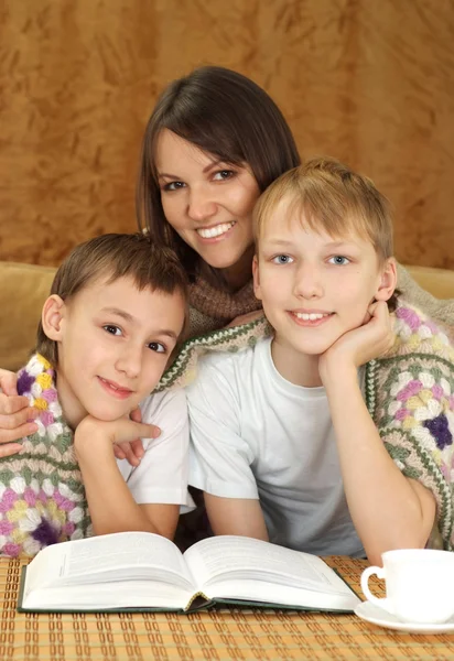 Hübsche Mutter mit ihren Söhnen — Stockfoto