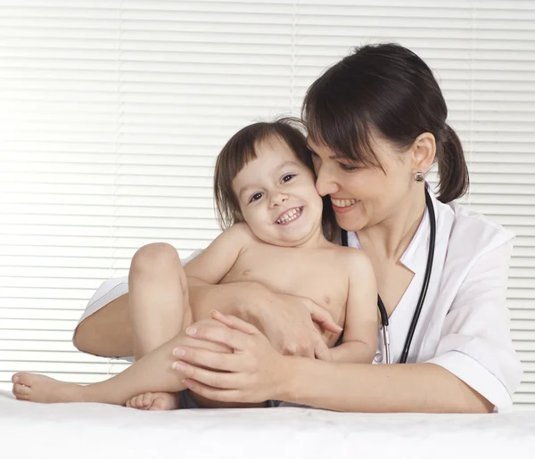 Vackra läkare med liten flicka — Stockfoto