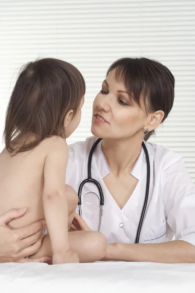 Mooie arts met een klein meisje — Stockfoto