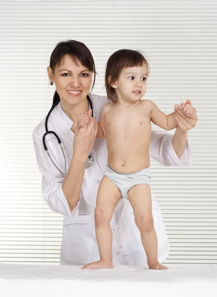 Médico bonito com menina — Fotografia de Stock